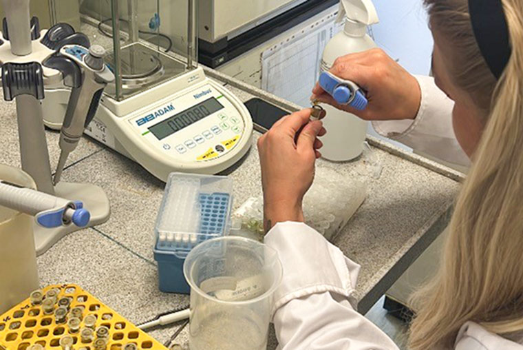 Moa Hansell på CSIR:s labb där de fick tid att hjälpa till med lite annat när de hade tid över.