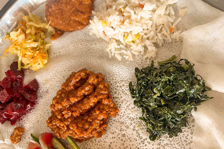 Injera är ett slags pannkaksbröd från ”surdeg” som man äter för hand med olika vegetariska grytor.