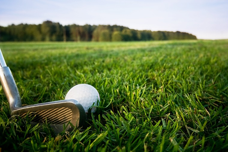 Golfboll och klubba