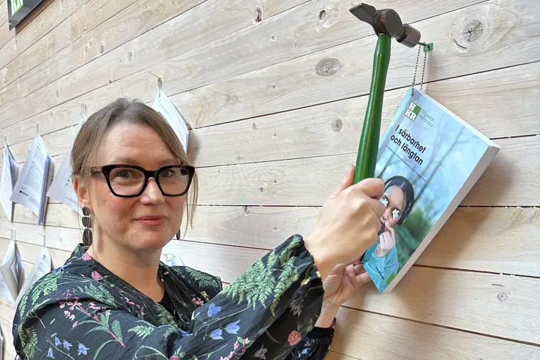 Tide spikar upp sin avhandling p&aring; en v&auml;gg.