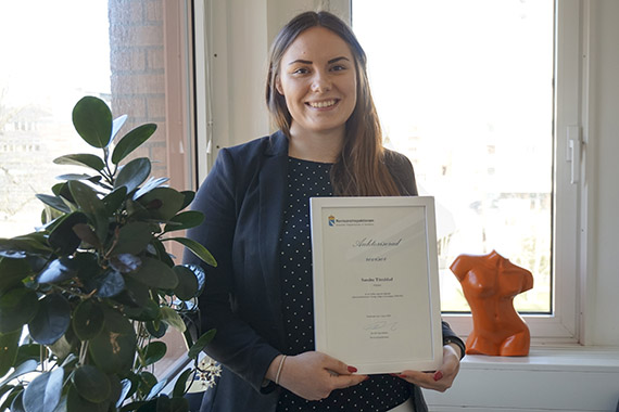 Sandra Törnblad gjorde bra ifrån sig på revisionsprovet och kan numera stoltsera med ett diplom som visar att hon är auktoriserad revisor.