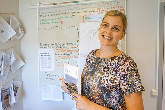 Blomsterbilderna som sitter på Lisa Källströms anslagstavla hjälpte deltagarna i fokusgrupperna att få i gång diskussionen om deras bostadsort och dess tillgångar.