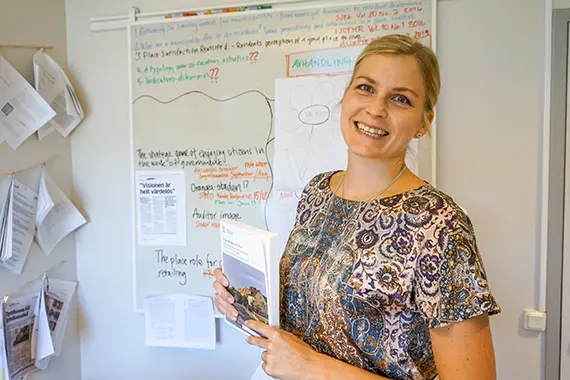 Blomsterbilderna som sitter p&aring; Lisa K&auml;llstr&ouml;ms anslagstavla hj&auml;lpte deltagarna i fokusgrupperna att f&aring; i g&aring;ng diskussionen om deras bostadsort och dess tillg&aring;ngar.