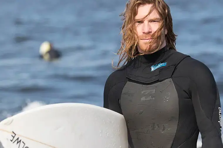 Man med en surfbräda.
