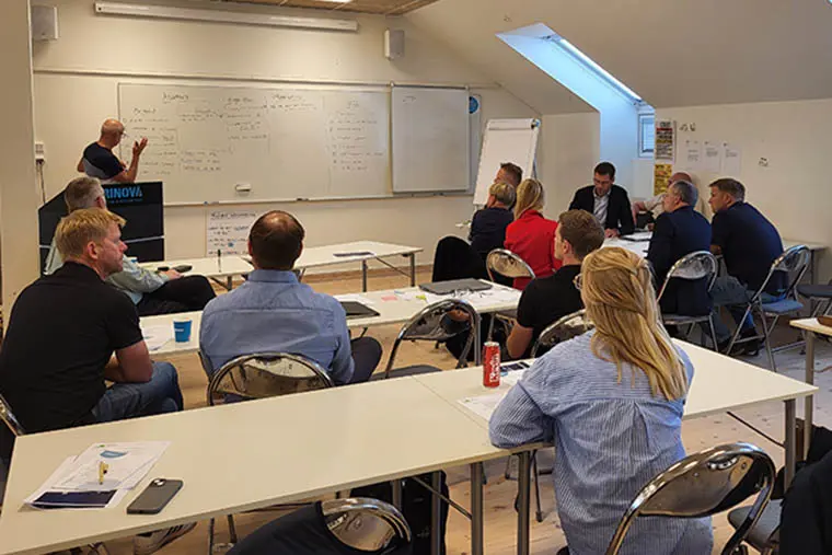 Deltagare och en föreläsare under en krisledningsövning.