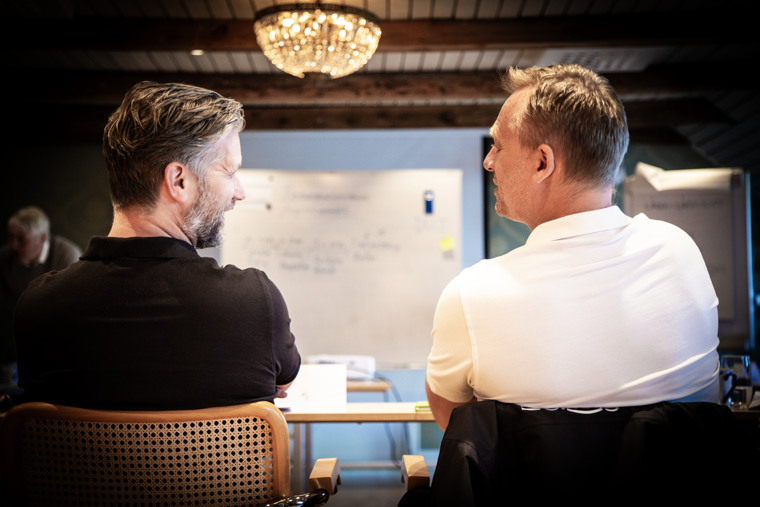 Två män i samtal under utbildningen