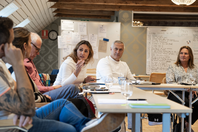 Flera deltagare i samtal under utbildning.