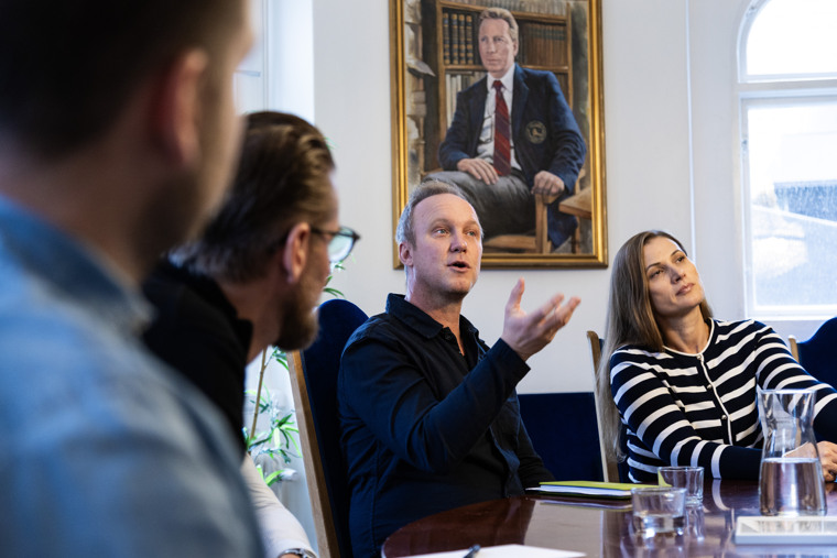 Deltagare i samtal under utbildning.