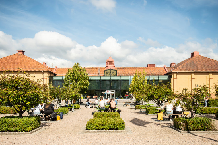 Campus Högskolan Kristianstad, studenter på gårdsplanen.
