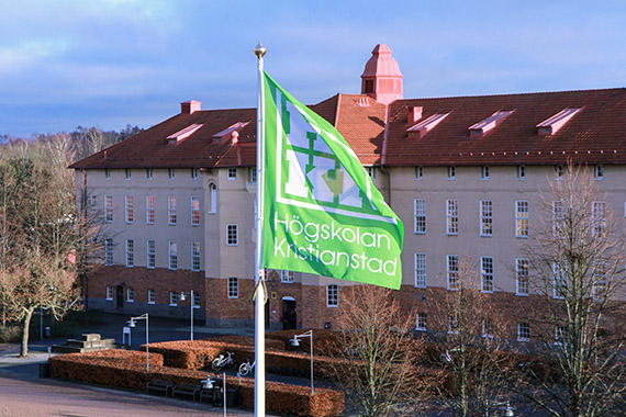Grön flagga med HKR-logotyp.Högskolan Kristianstad.