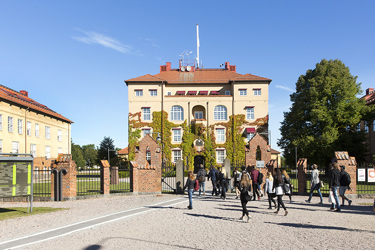 H&ouml;gskolan Kristianstad, studenter p&aring; v&auml;g in p&aring; campus.