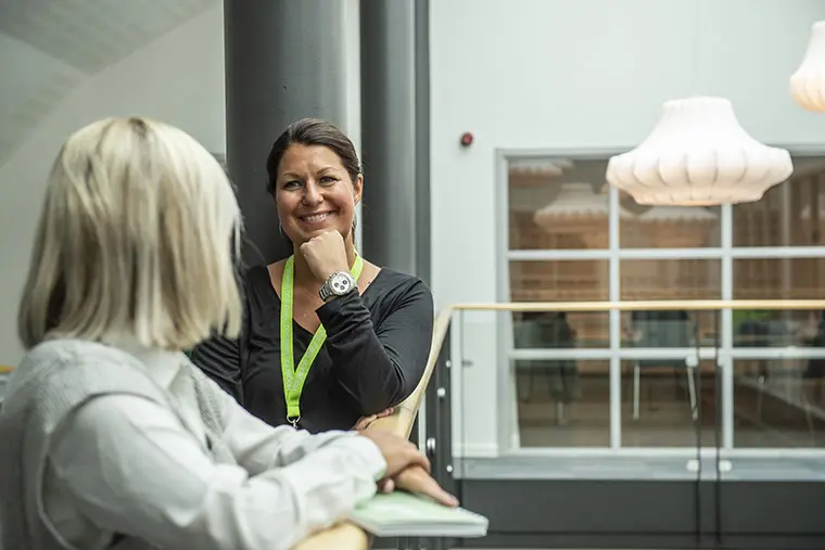 Tv&aring; personer samtalar.