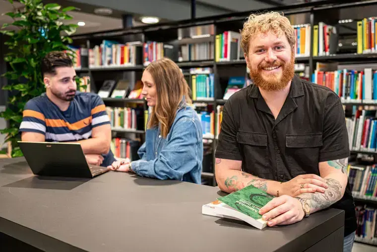 Studenter i biblioteket.
