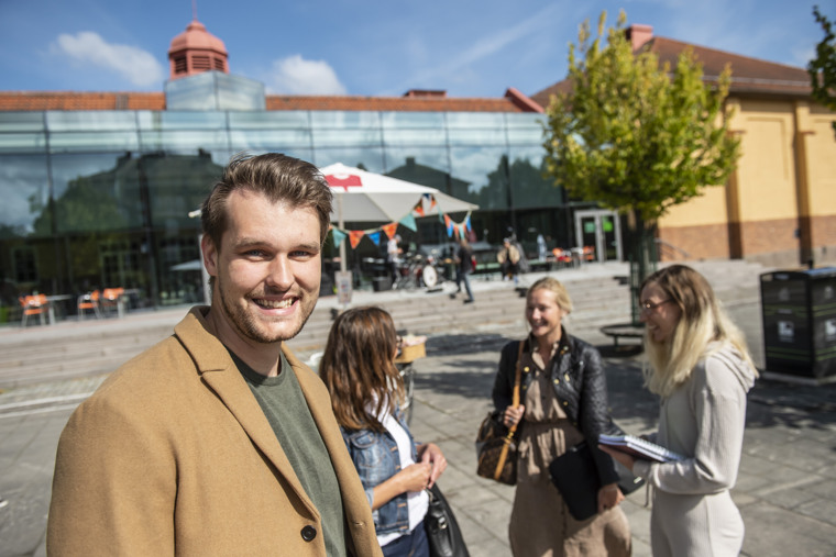 Samtal mellan studenter på campus.
