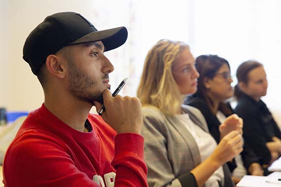 Grupp studenter på föreläsning