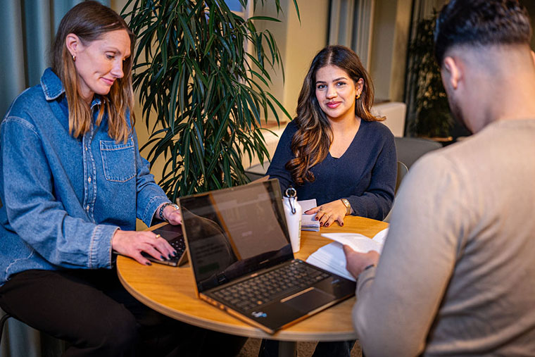 Studentgrupp studerar