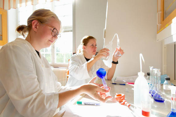 Två studenter i laboratoriemiljö