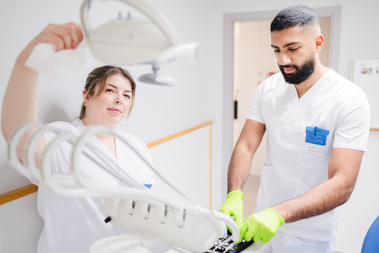 Student och lärare förbereder utrustning i en patientmottagning.