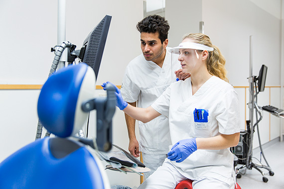 Tandhygieniststudent behandlar patient