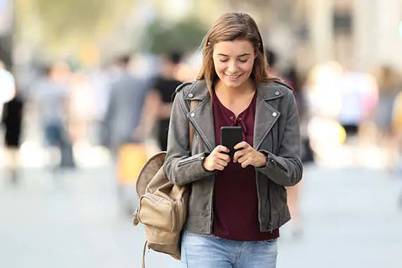 Student med mobiltelefon